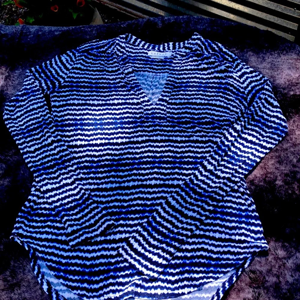 Long sleeve stretchy top by Velvet - Picture 1 of 4